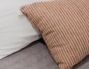 aménagement intérieur dans chambre avec oreiller, rideaux, plaids, douceur pour créer une ambiance, c est du coaching déco par Angelisa Design