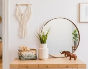 décorer un bien avec miroir, pot de fleurs, bibelot, mise en valeur avec joli design pour du home staging, à Amiens par Angelisa