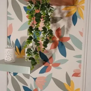 étagère et pan de mur tapissé pour embellir, créer style, home staging, par Angelisa Design à Amiens, Cambrai et Arras